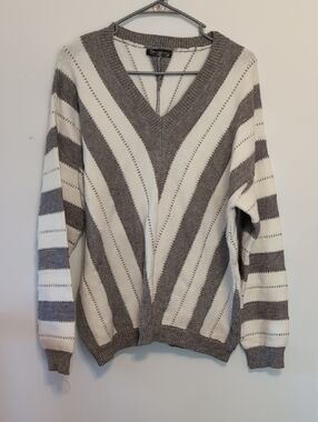 Prettygarden Grey White Chevron Stripe Vneck Sweater Size Large
